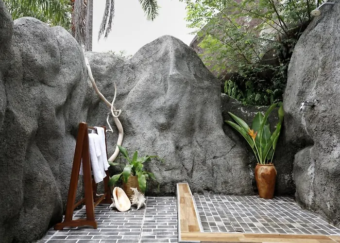 The Salty Palms Apartment *